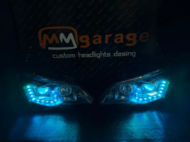 MM Garage atölyesinde turkuaz LED aydınlatmalı özel far ünitesi